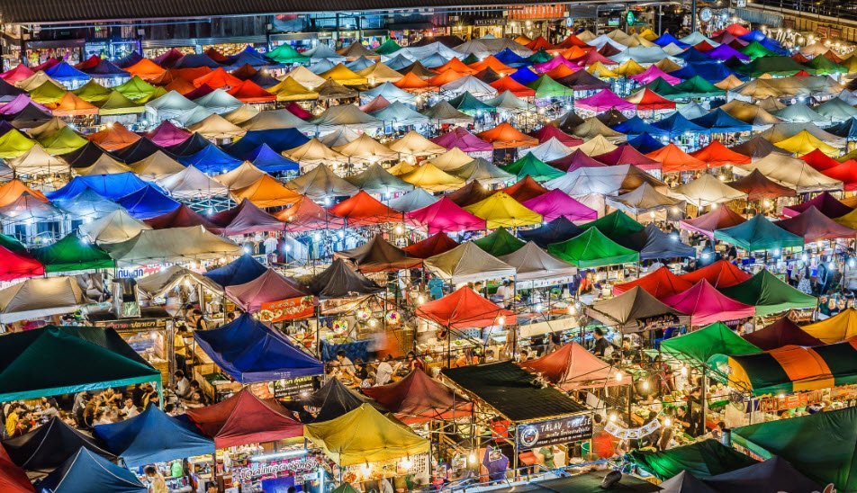 Train Night Market Srinagarindra (Talad Rot Fai Srinagarindra)